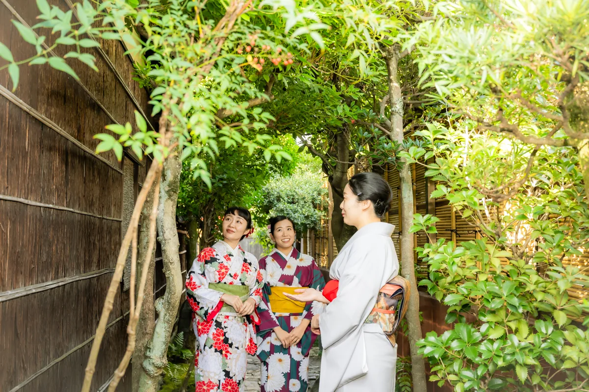 Guests walking in kimono near Gion Kiyomizu