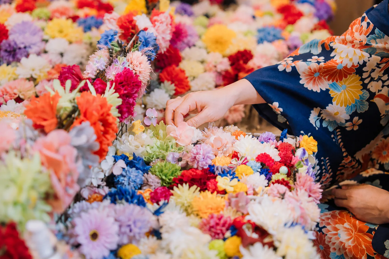 Choosing a colorful kimono hair decoration