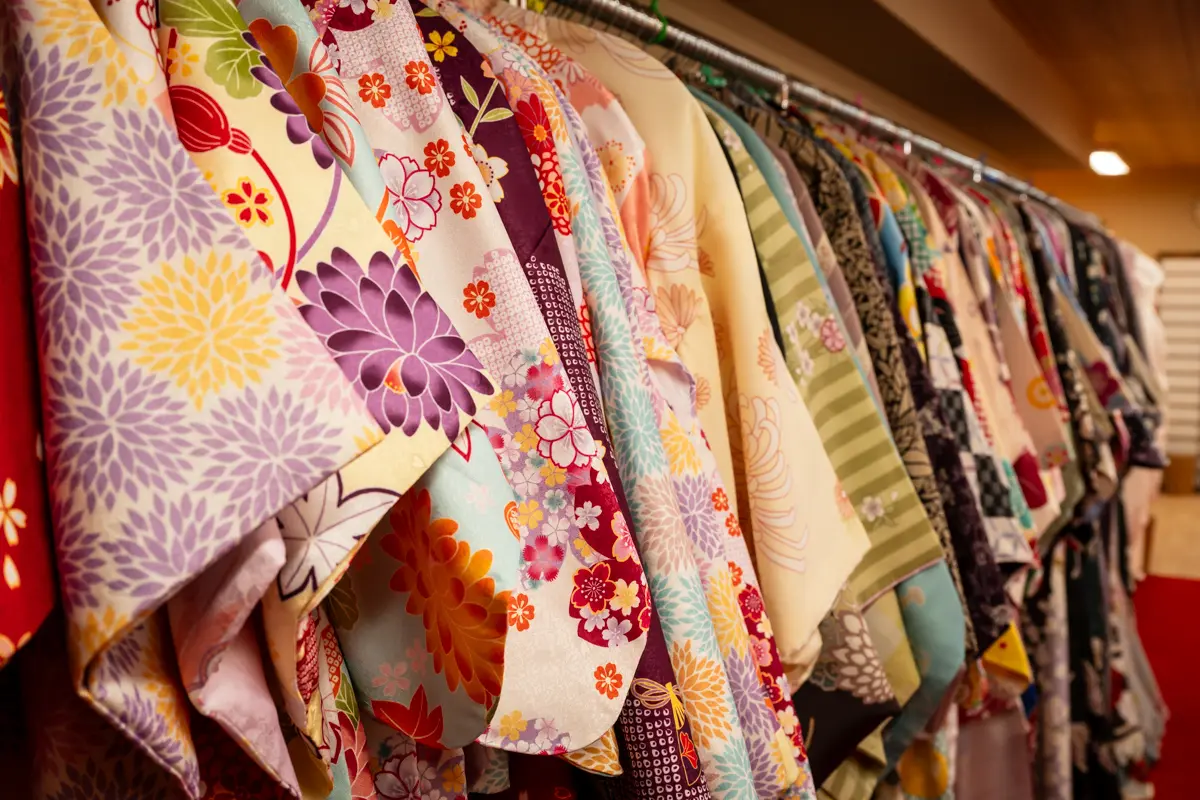 Choosing a kimono at MAIKOYA Shinjuku